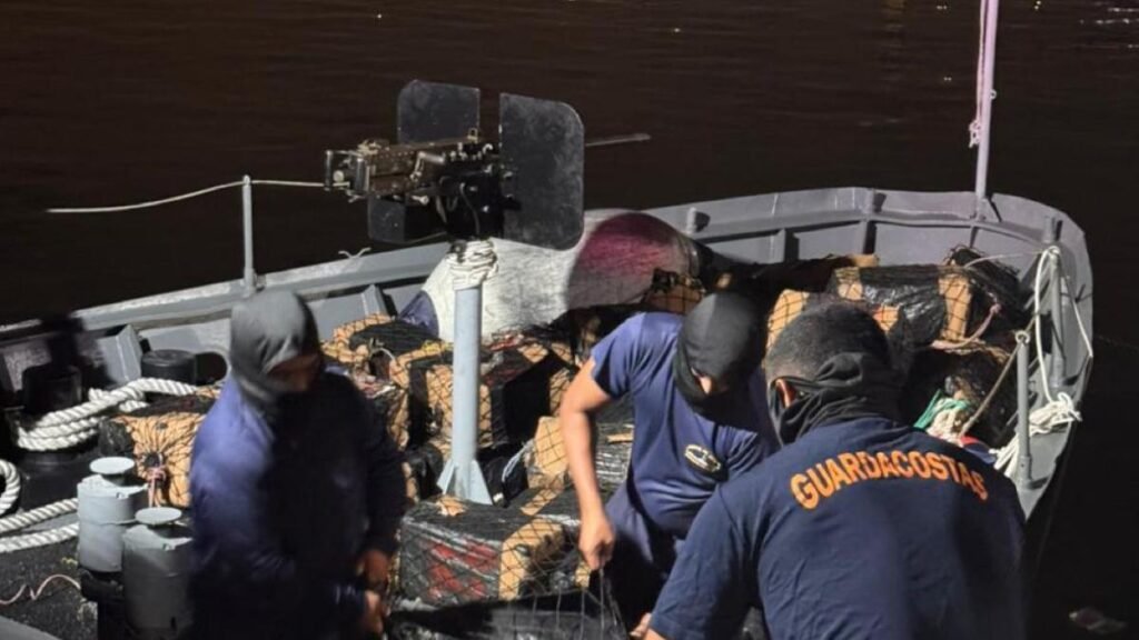 Incautación de droga en altamar realizada por la Armada de Ecuador con 67 bultos encontrados flotando en el océano