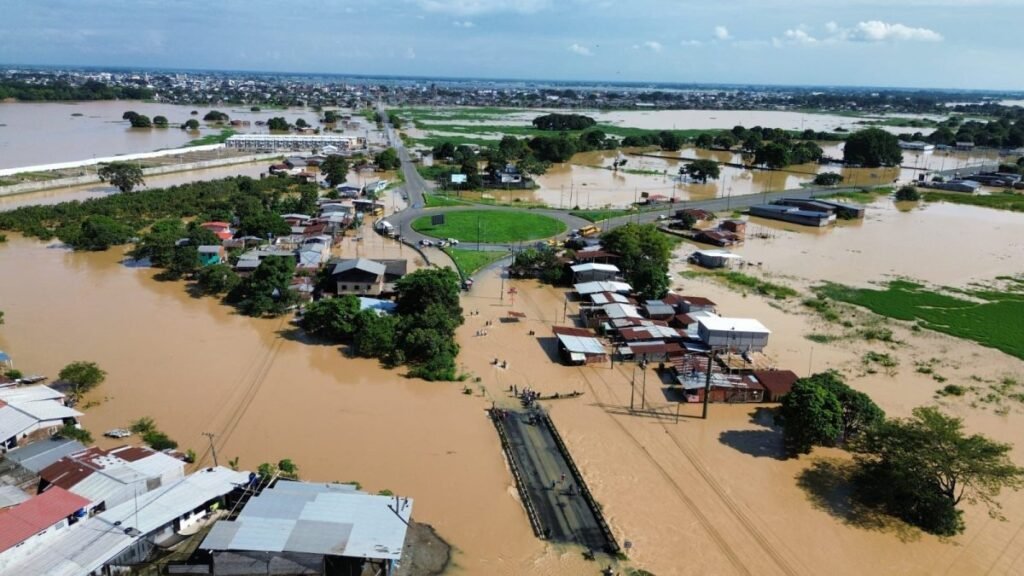 Muertes por inundaciones en Ecuador con rescate de víctima en Babahoyo durante emergencia por lluvias