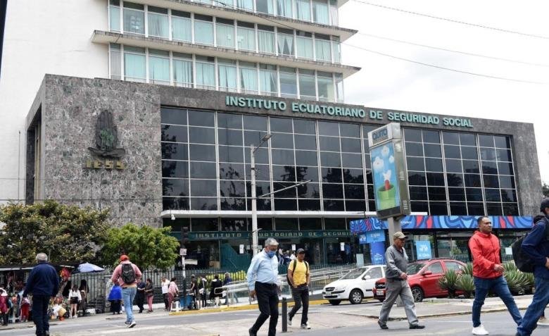 Fachada del Hospital Teodoro Maldonado del IESS, reflejando la complejidad de la crisis de salud.