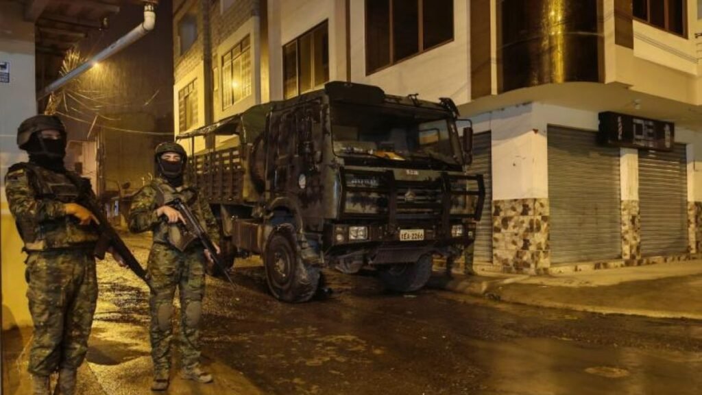 Detenidos en toque de queda durante operativo policial en Guayaquil con control de seguridad nocturno