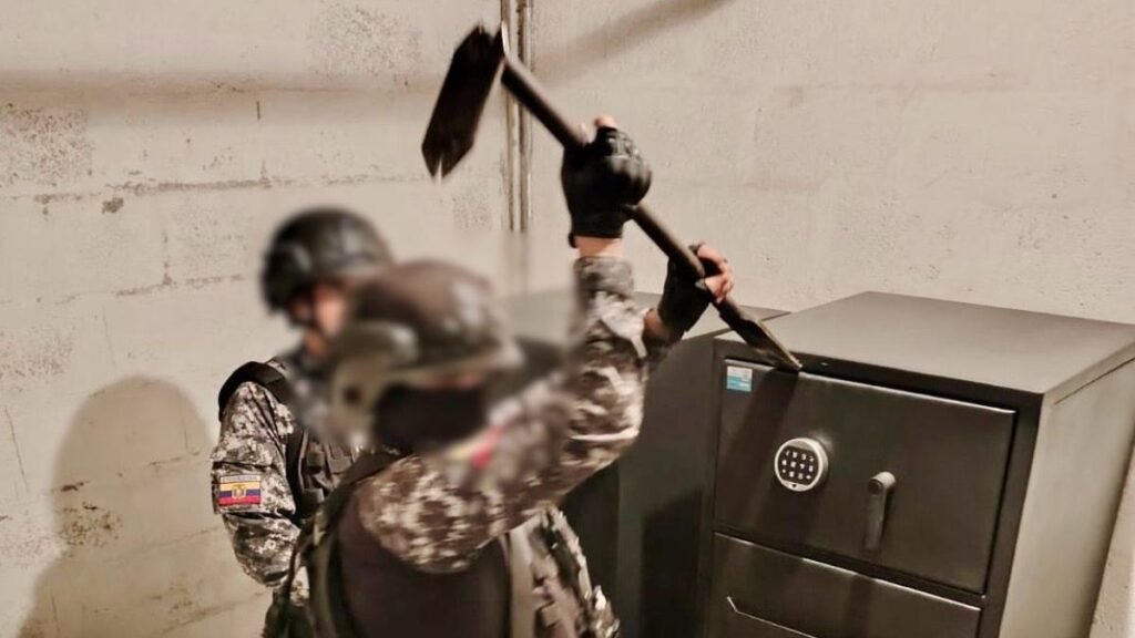 Dinero hallado en Quito en caja fuerte durante operativo policial en edificio