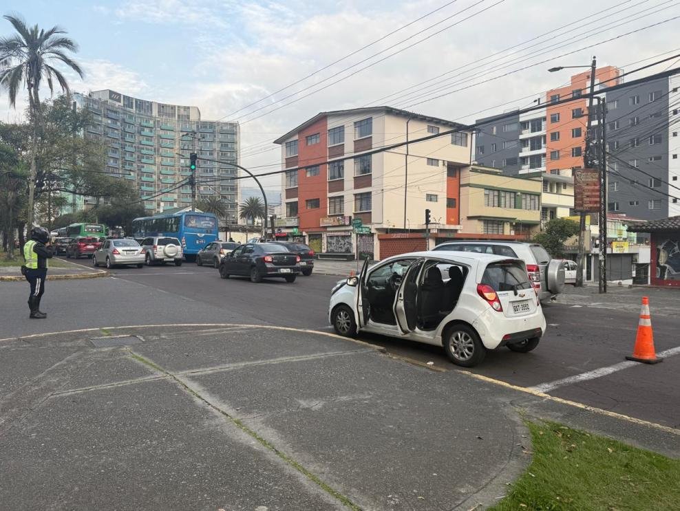 Balacera y persecución en Quito con vehículo siniestrado tras fuga en centro norte
