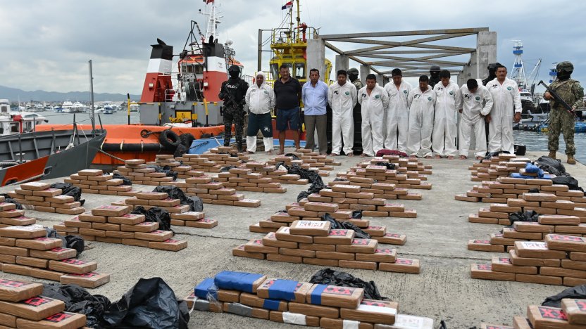 ancha rápida usada para narcotráfico en costas de Ecuador bajo vigilancia militar
