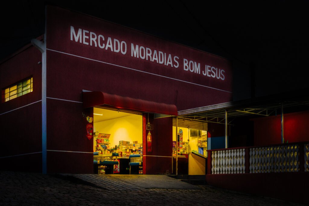 Ganadores del Latin America Professional Award en los Sony World Photography Awards 2026 exhibiendo sus obras.
