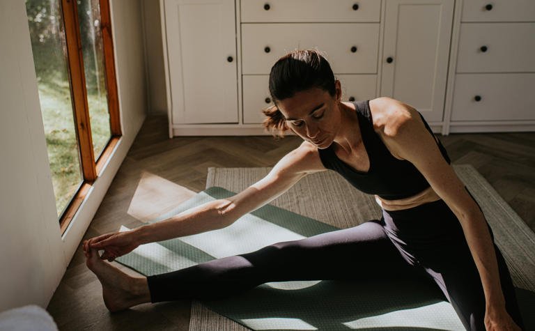 Persona practicando yoga, promoviendo la salud cerebral y la reserva cognitiva.