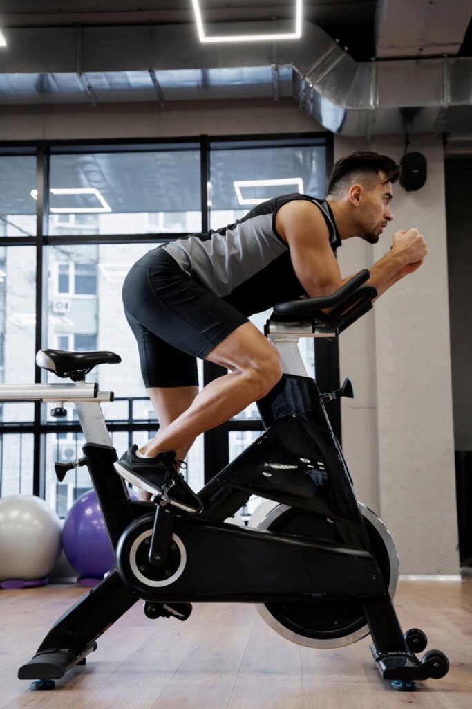 Persona disfrutando una clase de spinning en un gimnasio moderno