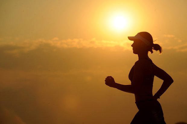 Persona haciendo ejercicio al aire libre para mejorar la salud mental y combatir la ansiedad y la depresión.
