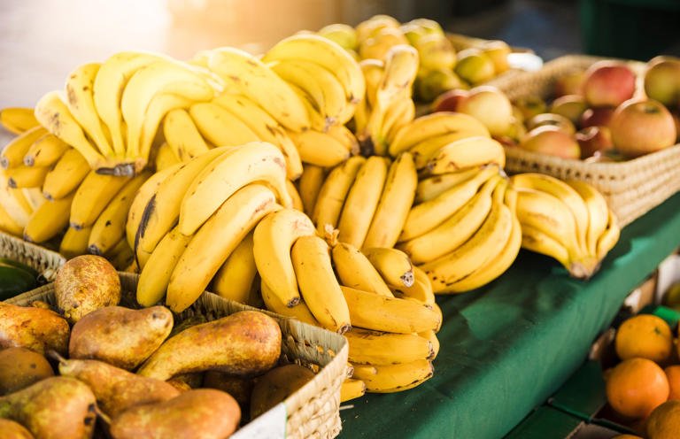 n plátano maduro y saludable, mostrando su textura y color vibrante, listo para ser consumido.