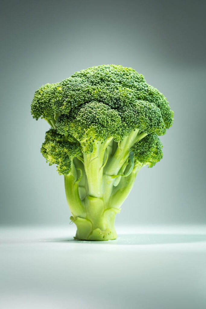 Primer plano vibrante de brócoli fresco mostrando su color verde intenso y textura, simbolizando salud y nutrición.