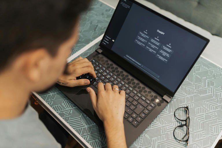 Persona interactuando con un chatbot de IA en un entorno digital, reflejando la relación entre tecnología y salud mental.