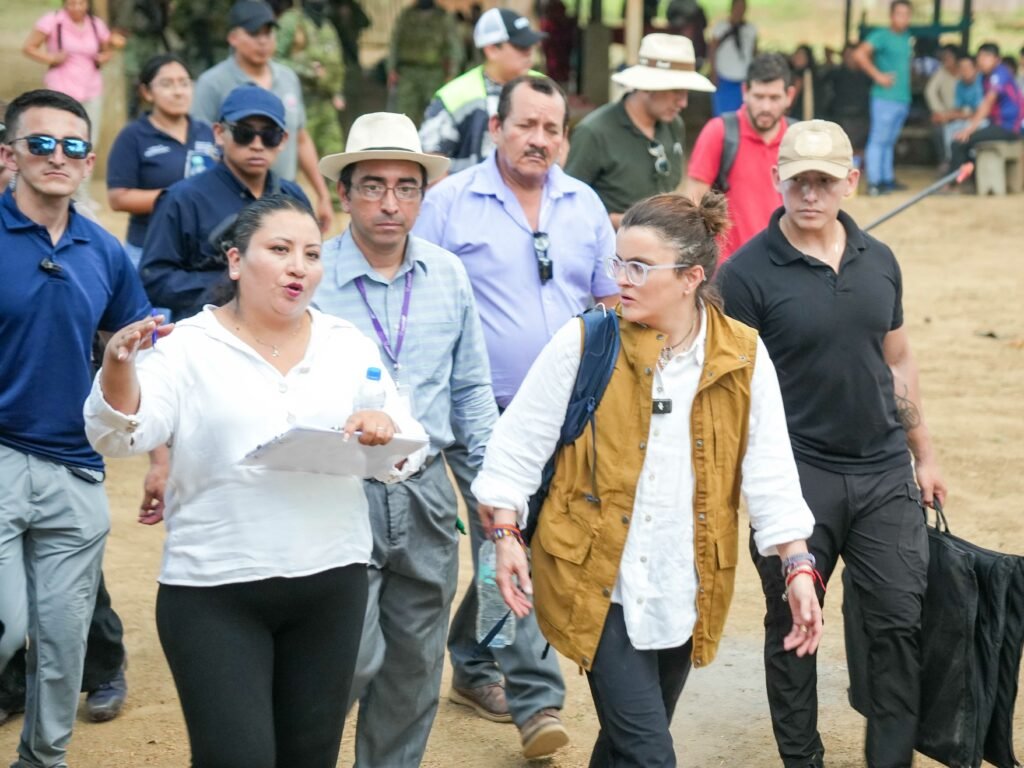 Personal de brigada médica administrando suero antialacrán a paciente en comunidad amazónica de Taisha.
