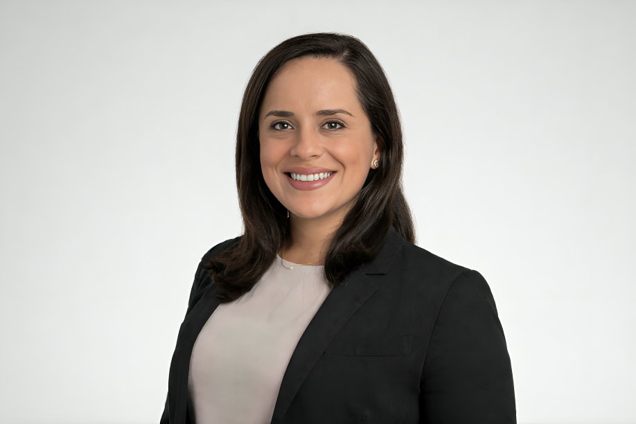 Dra. Cinthya Peña Orbea, médica ecuatoriana en Cleveland Clinic, con bata blanca en entorno hospitalario