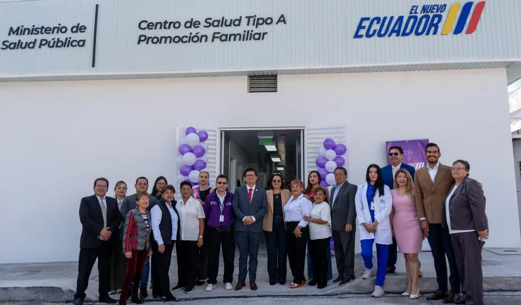 Inauguración del remodelado Centro de Salud Promoción Familiar, con la presencia del viceministro Stalin Andino y miembros de la comunidad.