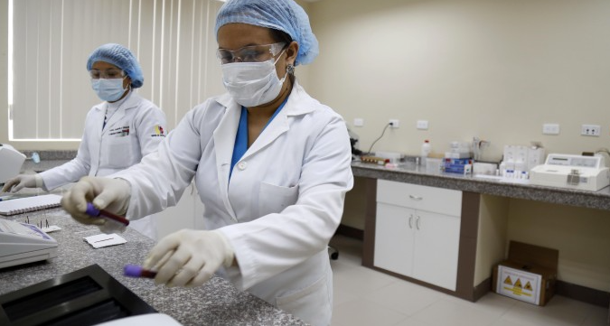 Representación gráfica comparando la inversión en salud de España y Ecuador, con énfasis en la infraestructura hospitalaria