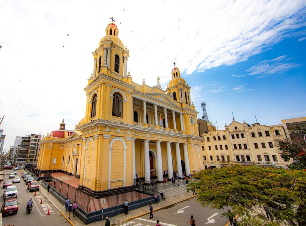 : Ruta de León en Perú durante Semana Santa con iglesias, ciudades históricas y paisajes culturales