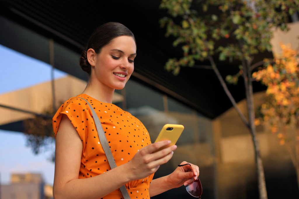 Cliente usando WhatsApp para realizar pago de servicios mediante el asistente virtual Chip de Banco Internacional.