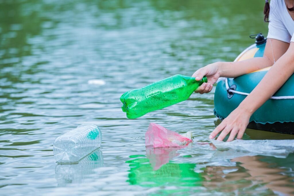 reciclaje de plásticos convertido en mangueras para riego eficiente