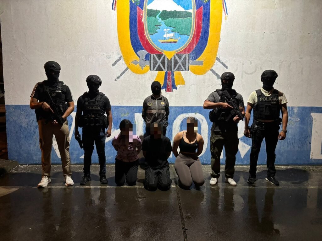 Tres mujeres detenidas extorsión durante operativo policial contra red vinculada a Los Lobos en Machala