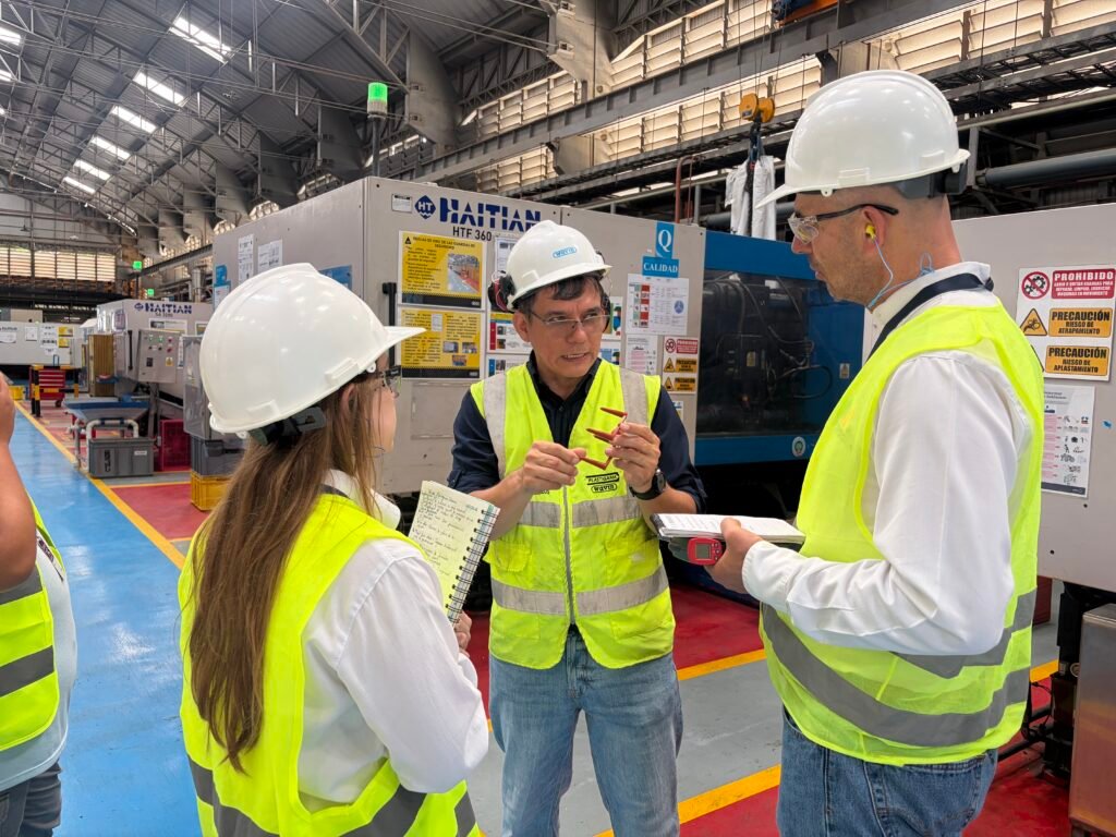 José Luis Cevallos y el equipo de Ecuador Verde recorriendo la planta de Plastigama Wavin en Durán para implementar el proyecto de ecoeficiencia.