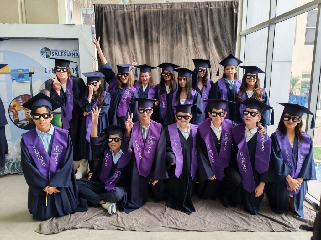 Estudiantes en educación flexible en Ecuador combinando clases online con actividades deportivas y artísticas.
