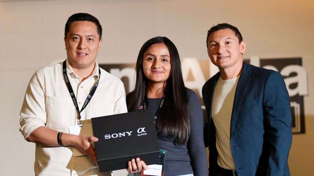 Participantes del Boot Camp Sony Alpha 2026 en sesión práctica de fotografía en Quito, Ecuador