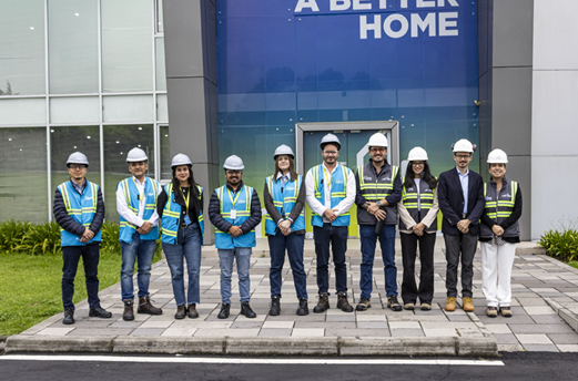 Equipo de Imptek y autoridades de la UTE durante visita a planta industrial sobre construcción sostenible en Ecuador
