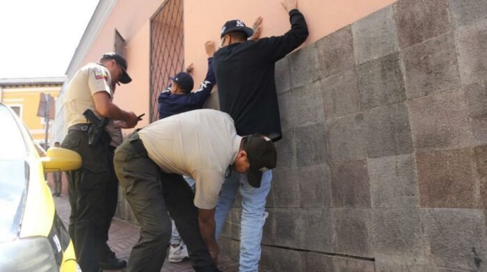 Operativo en el Centro Histórico de Quito con adolescente aprehendido y decomiso de armas blancas por la Policía
