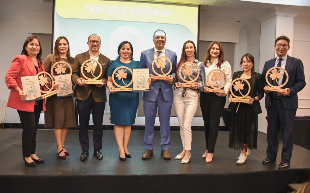 Empresas de Grupo Mario Bravo recibiendo el reconocimiento Sello de Buen Gestor por su excelencia ambiental.
