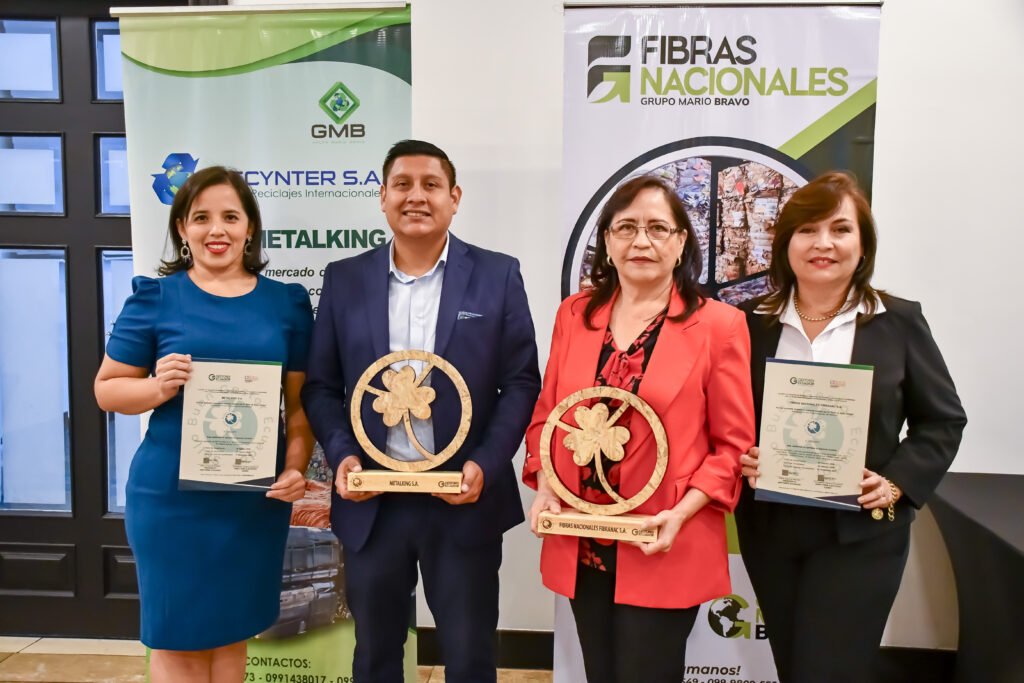 Empresas de Grupo Mario Bravo recibiendo el reconocimiento Sello de Buen Gestor por su excelencia ambiental.