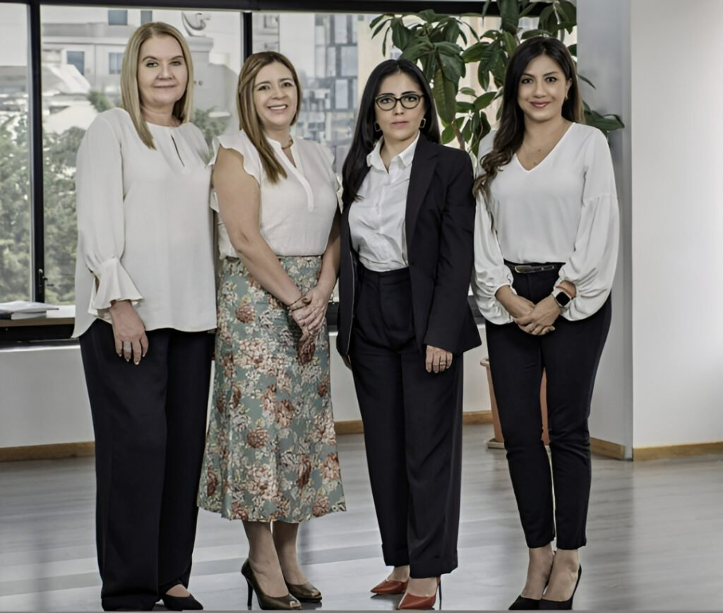 Mujeres que conectan y lideran feria laboral organizada por Netlife para impulsar empleo femenino en Ecuador