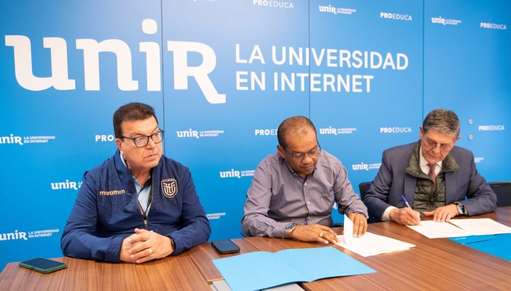 Autoridades de la FEF y UNIR firmando el convenio para la formación académica en el fútbol ecuatoriano en Madrid.