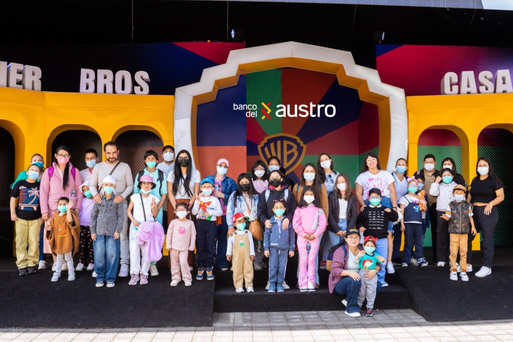 Niños pacientes de SOLCA disfrutando una jornada recreativa organizada por Banco del Austro en Casa Warner.
