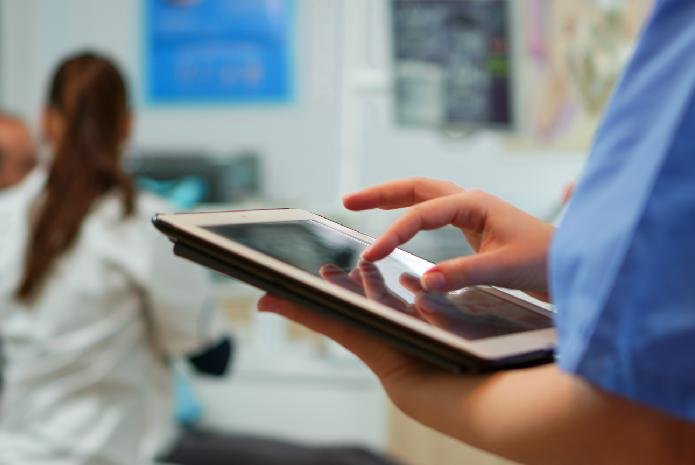 Representación gráfica de conceptos de salud digital como IA, telemedicina y datos de pacientes interconectados.