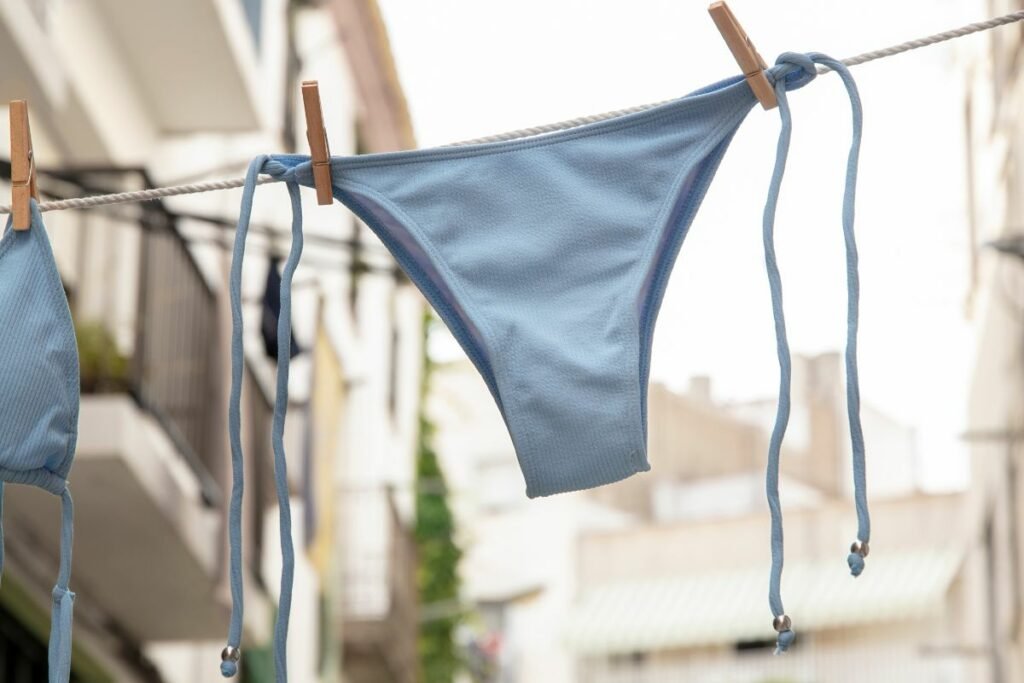 Ropa interior sintética, con un fondo que sugiere advertencias de salud.