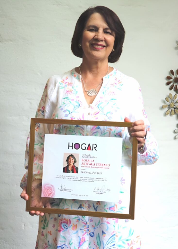 Rosalía Arteaga recibe la distinción Rosa de Plata