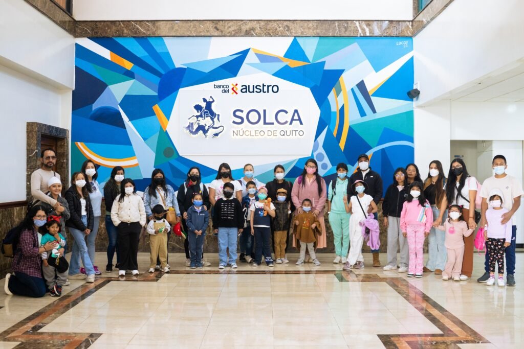 Niños pacientes de SOLCA disfrutando una jornada recreativa organizada por Banco del Austro en Casa Warner.