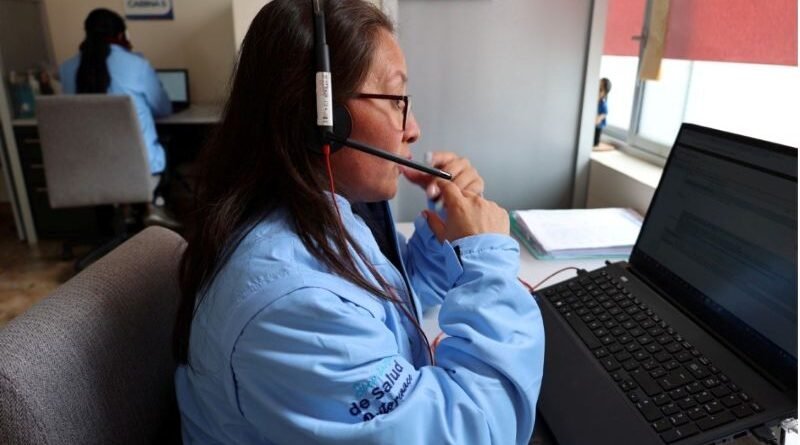 Persona recibiendo apoyo psicológico a través de una videollamada en su hogar, simbolizando la teleconsulta gratuita en salud mental.