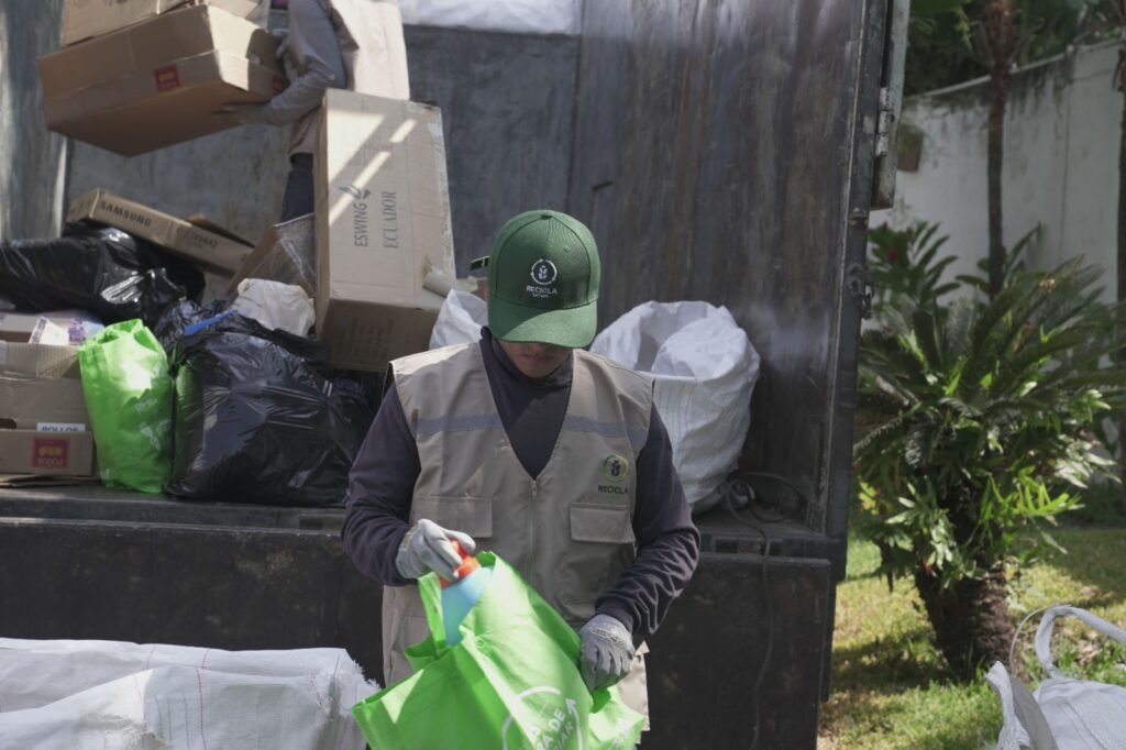 Jornada del programa Juntos Reciclamos Más recolectando material reciclable junto a recicladores de base.