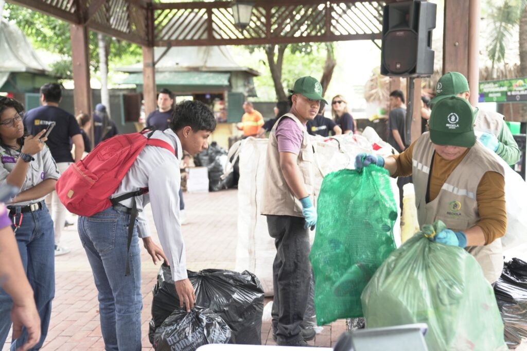 Jornada del programa Juntos Reciclamos Más recolectando material reciclable junto a recicladores de base.