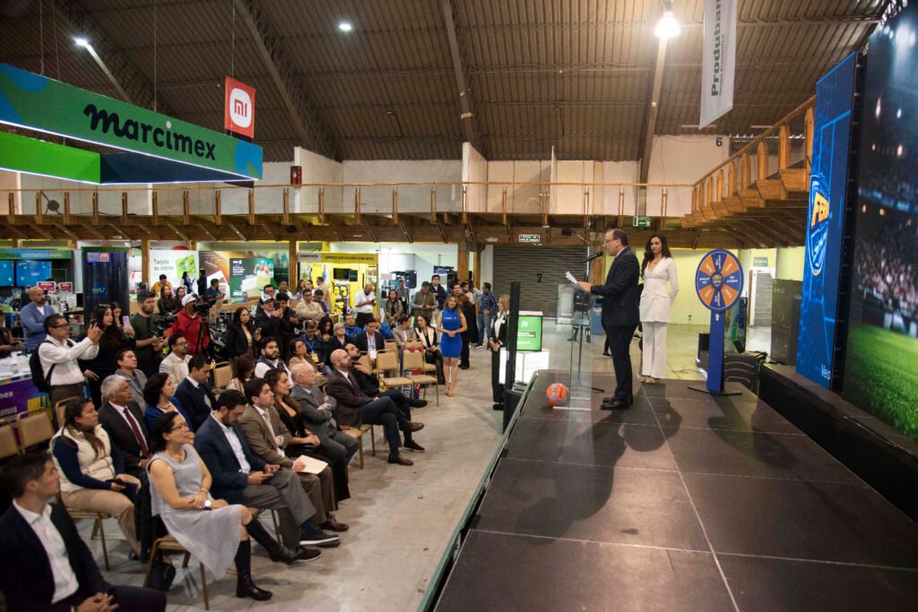 asistentes recorriendo la Súper Feria Electroshow Ecuador con ofertas en televisores