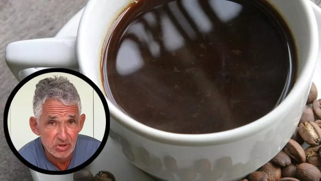 n primer plano de una taza humeante de café junto a un microscopio, simbolizando la conexión entre el consumo de café y el estudio de la microbiota intestinal.