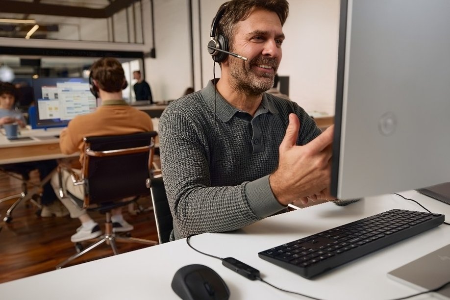 Auriculares HP Poly Mission Series para trabajo híbrido sobre escritorio de oficina moderna