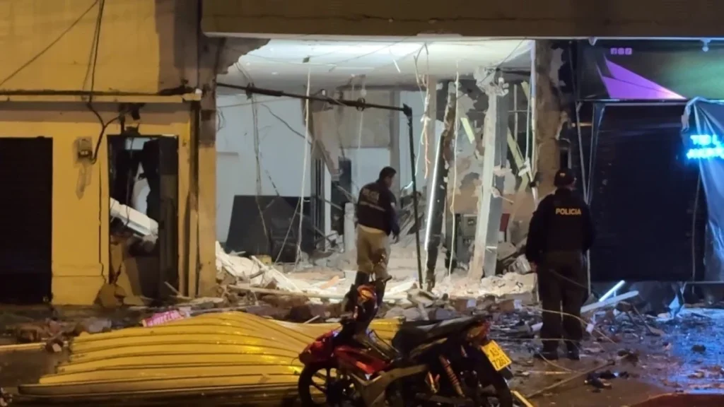 Ataque con explosivos en Machala destruye parte de una discoteca en la Zona Rosa y deja varios heridos