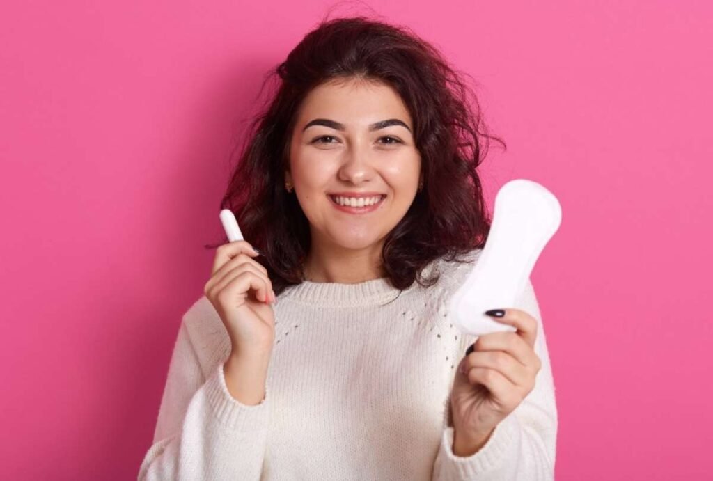 Mujer sonriendo y cuidando su salud sexual femenina en un ambiente natural y relajado