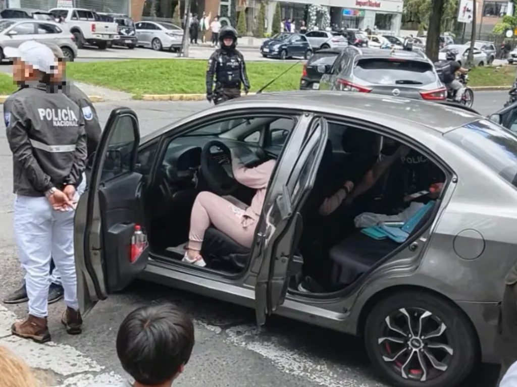 Intento de secuestro en Quito con sospechosos usando uniformes policiales falsos