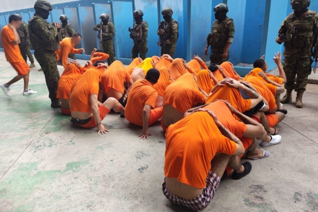 Ejército decomisa armas y droga en cárceles de Guayas y Chimborazo durante intervención militar.