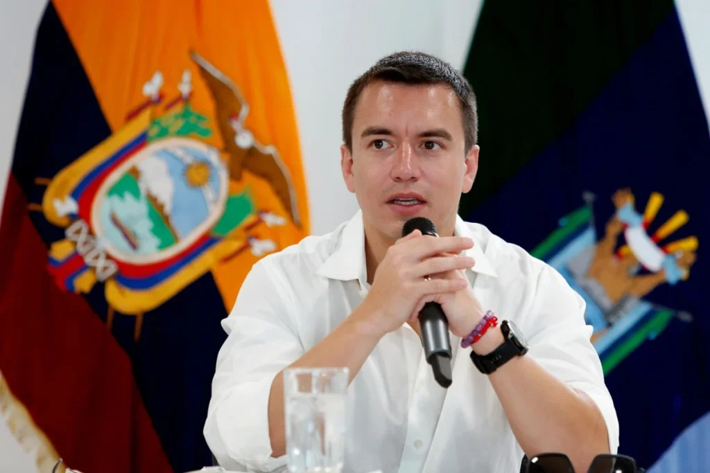 Daniel Noboa renueva estado de excepción por violencia en Ecuador mediante decreto presidencial.