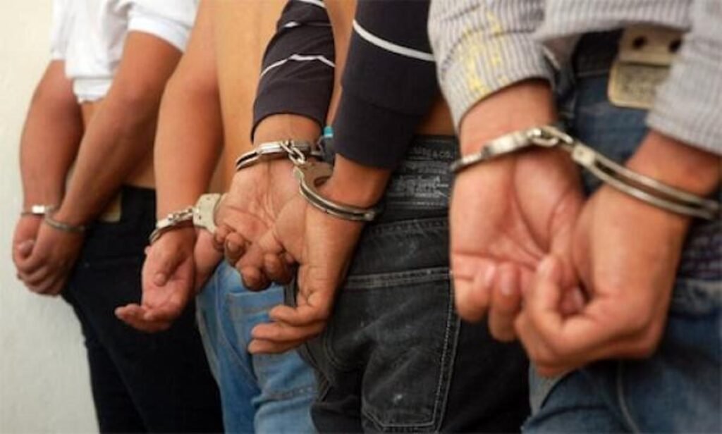 Tres chinos fueron detenidos tras sacar más de USD 165 000 en maletas del edificio Multicomercio de Guayaquil