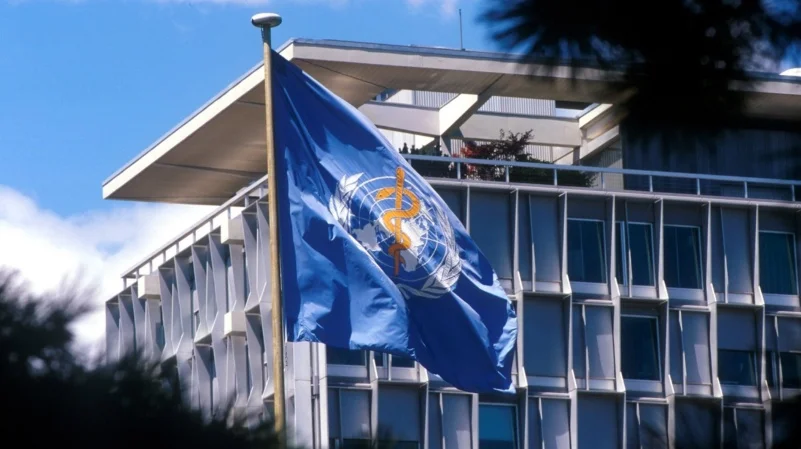 Sede de la Organización Mundial de la Salud con la bandera argentina ondeando en señal de retiro.