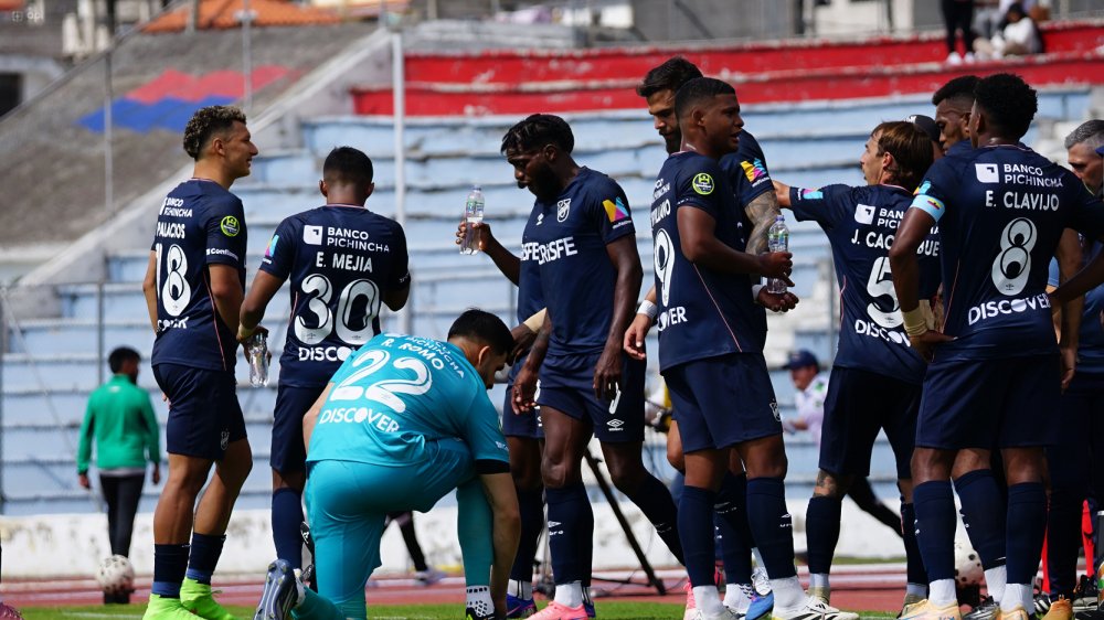 Jugadores de Universidad Católica en partido de LigaPro 2026 en hidratación